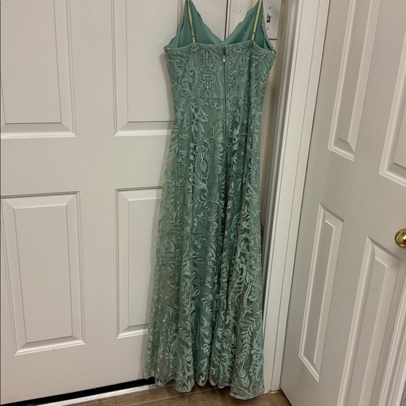 Jodi Kristopher Sage Green Lace Maxi Dress with Spaghetti Straps good condition - Picture 3 of 4